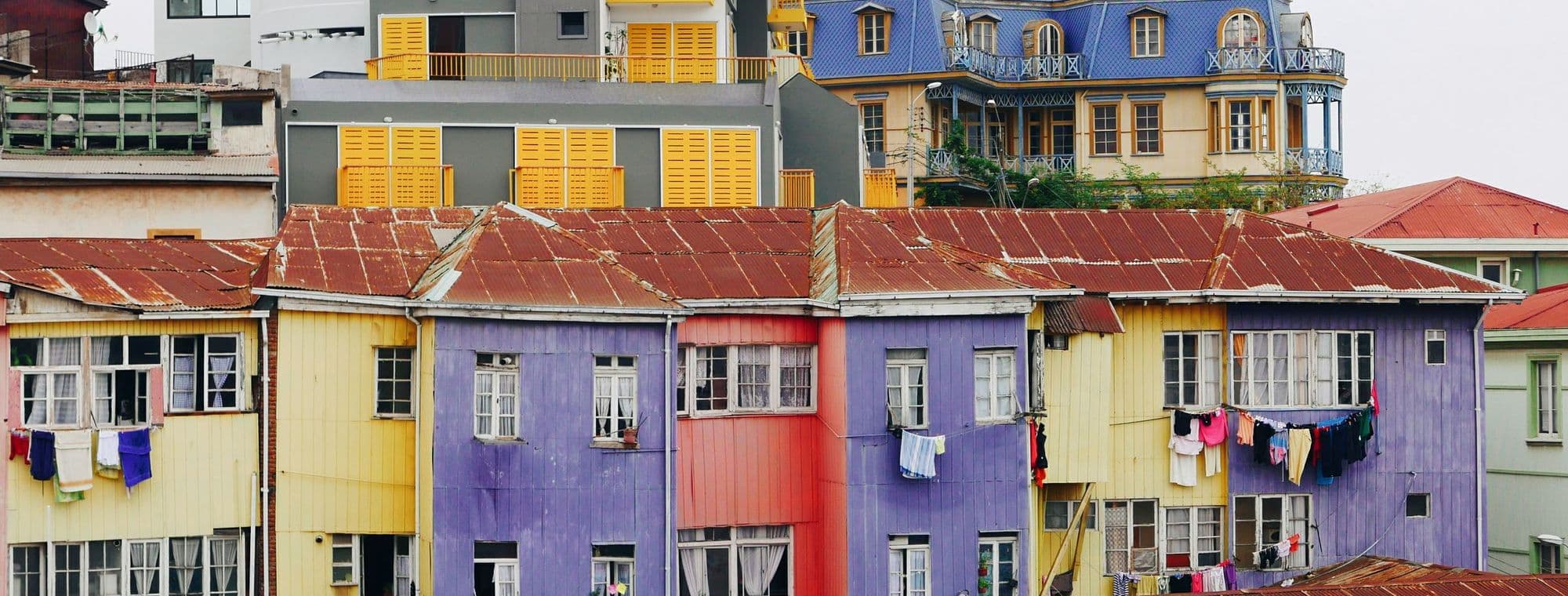 Edificios de distintos colores en Valparaíso