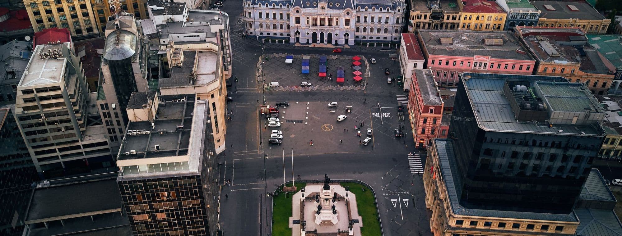 Vista aérea de la Plaza Sotomayor, en Valparaíso