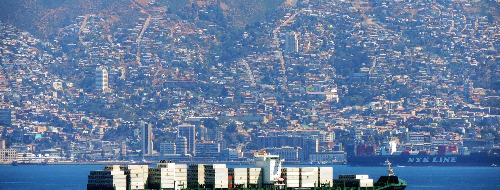 Un barco frente a los cerros de Valparaíso