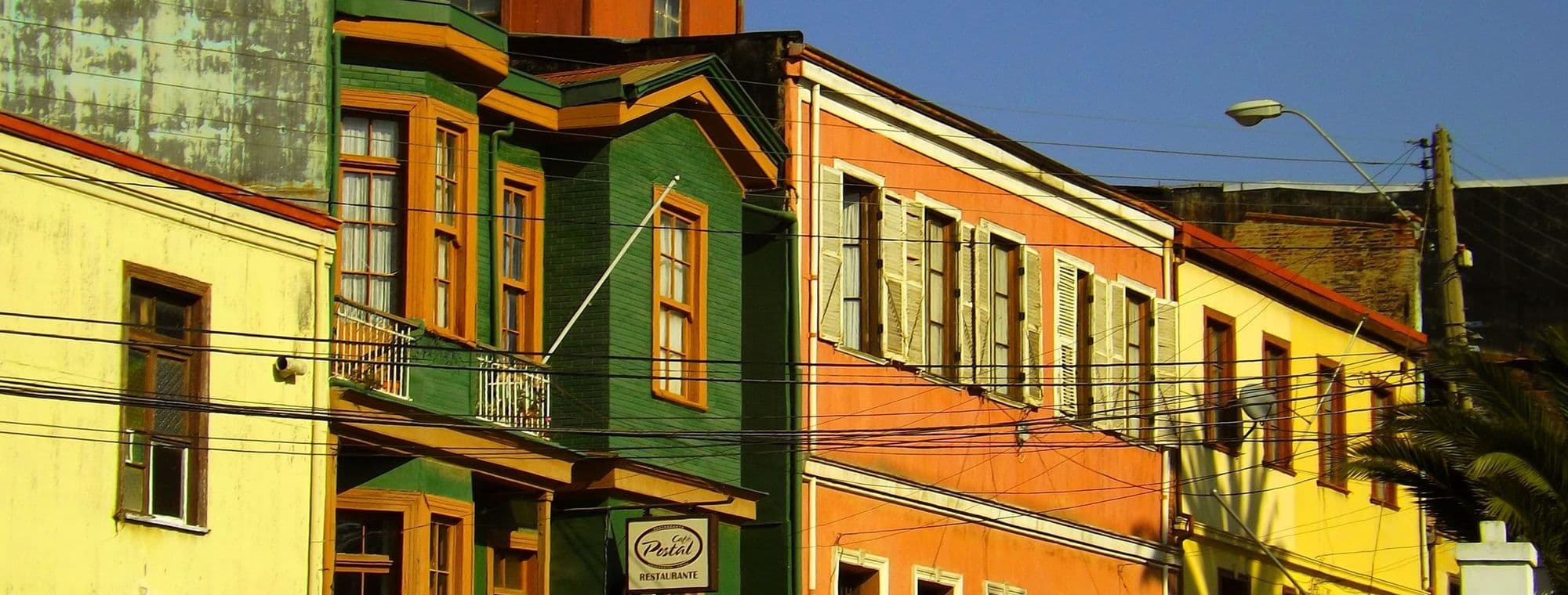 Calle de casas coloridas en lo alto de Valparaíso