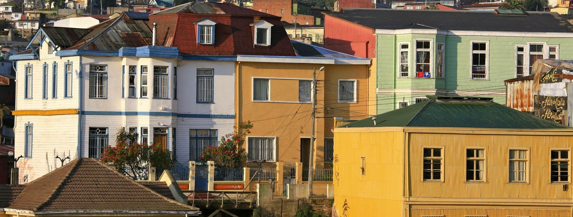Casas de colores en un cerro de Valparaíso
