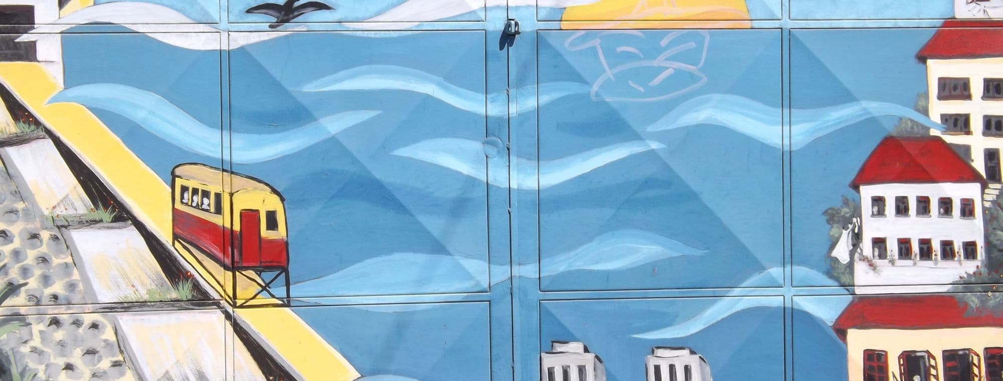 Mural en el cerro Concepción con un ascensor y el mar